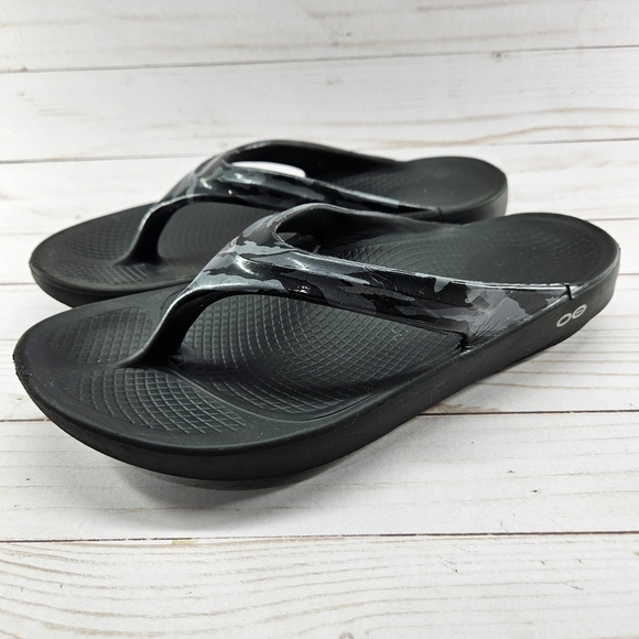 Oofos Oolala‎ Womens Size 11 Black Gray Camo Comfort Recovery Sandal Flip Flop - Picture 1 of 10